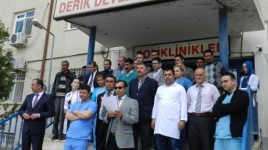 Derik Devlet Hastanesi &ccedil;alışanları, doktora şiddeti protesto etti