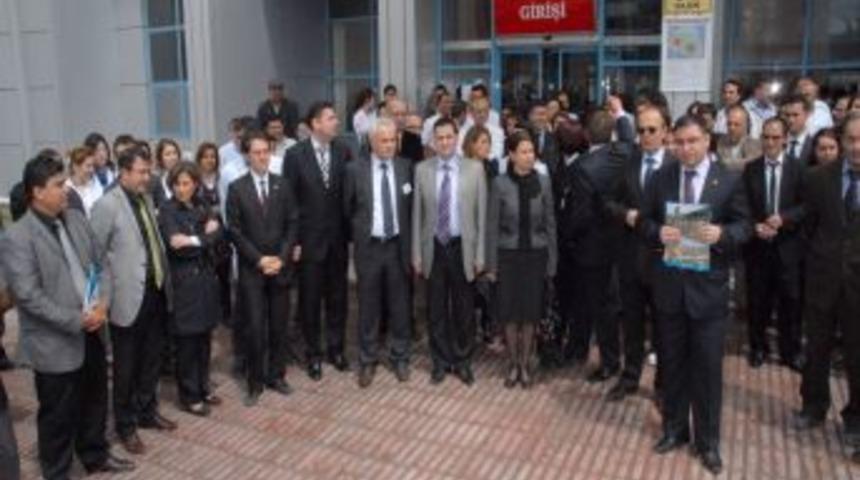 Doktorun &ouml;ld&uuml;r&uuml;lmesi sağlık&ccedil;ıları ayağa kaldırdı