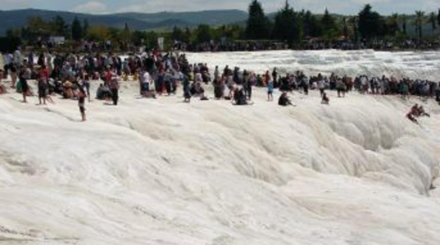 &Uuml;cretsiz Pamukkale izdihamı