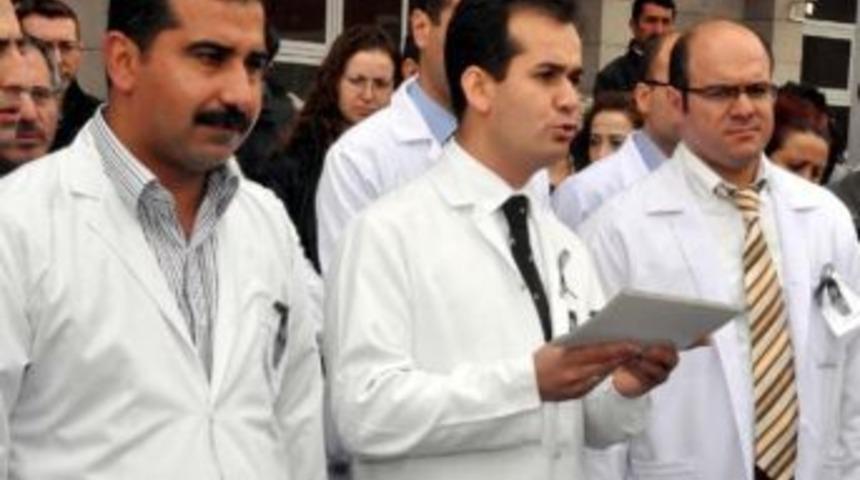 Doktorlar meslektaşlarına yapılan saldırıyı kınadı
