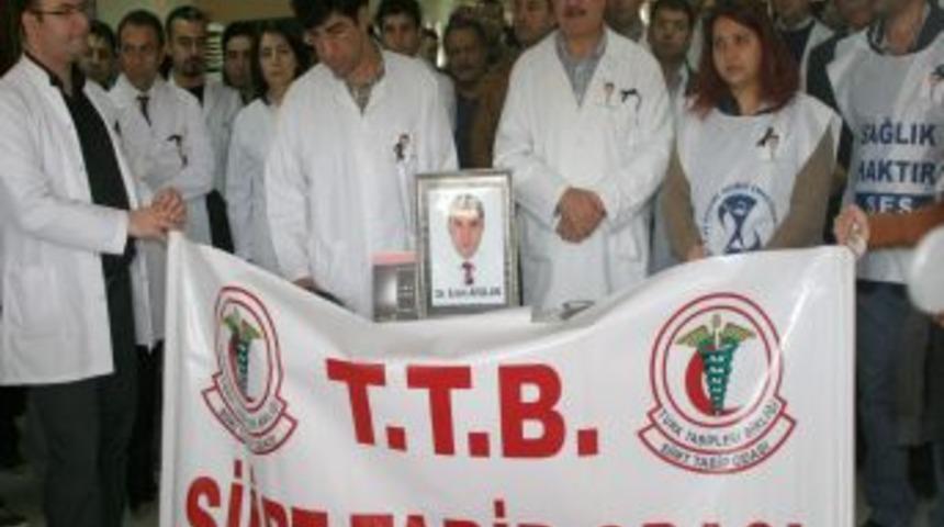 Doktor cinayetine sağlık &ccedil;alışanlarından tepki