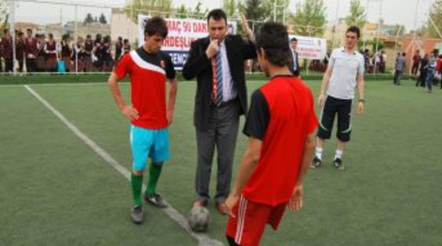 Liseler arası futbol turnuvası sonunda kardeşlik kupası kaldırılacak