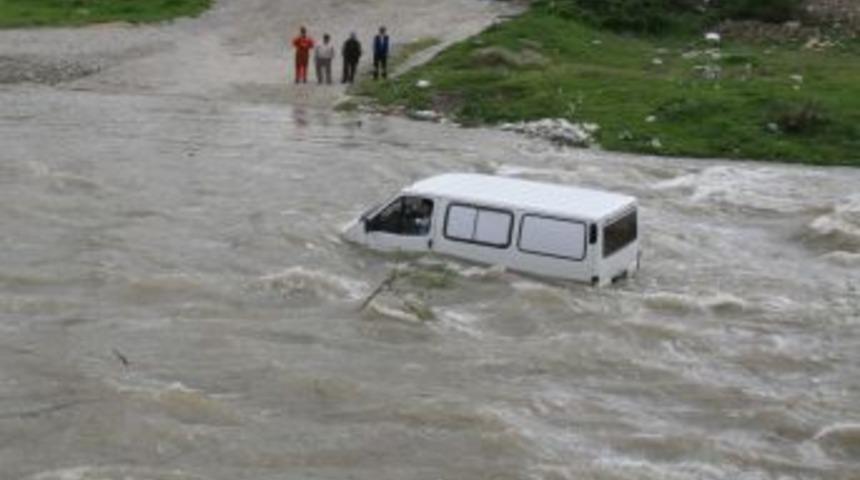 Minib&uuml;sle karşıya ge&ccedil;mek isteyen 2 kişi derede mahsur kaldı