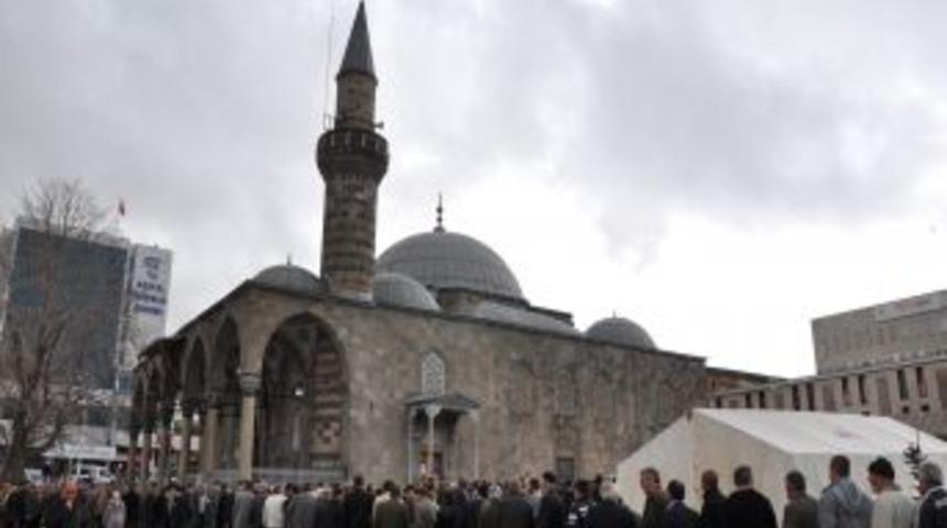 Erzurum&rsquo;da 5 bin kişiye Kutlu Doğum aşı ikram edildi