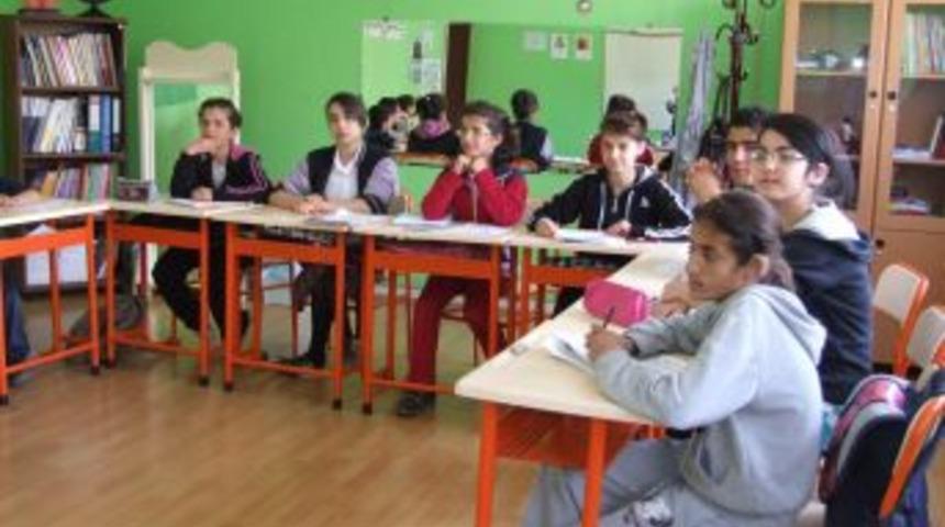 İşitme engelli &ouml;ğrenciler başarılarıyla g&ouml;z dolduruyor