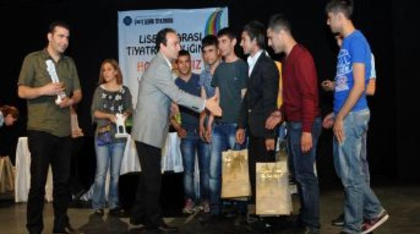 Baydemir, 8. Liselerarası Tiyatro Şenliği Kapanışına Katıldı