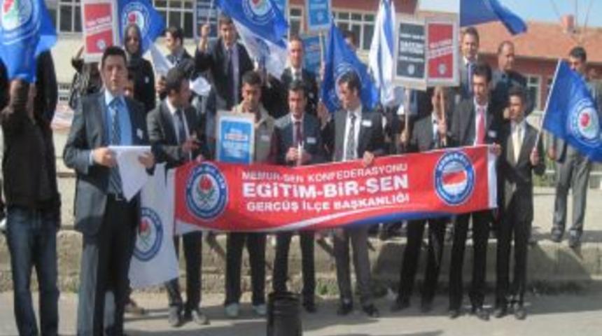 Eğitim Bir sen &uuml;yeleri, Bakan Şimşek&rsquo;in okuduğu okulun &ouml;n&uuml;nde eylem yaptı