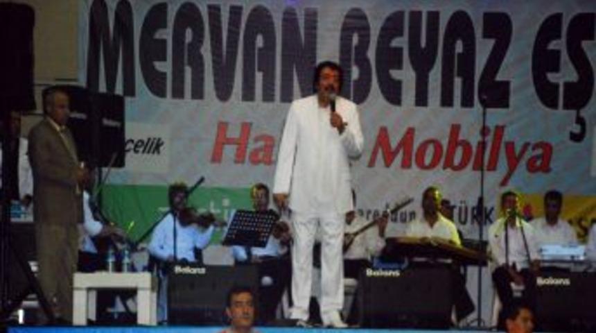 Şanlıurfa'da M&uuml;sl&uuml;m G&uuml;rses İzdihamı