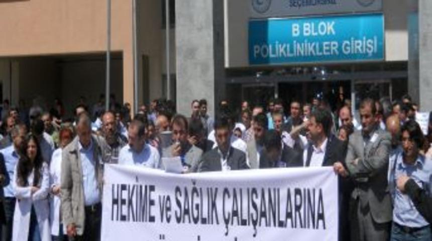 Sağlık&ccedil;ılar &ouml;ld&uuml;r&uuml;len doktor i&ccedil;in y&uuml;r&uuml;d&uuml;