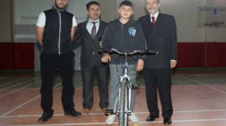 Başkan Tuna, depremzede &ouml;ğrencilere bisiklet hediye etti