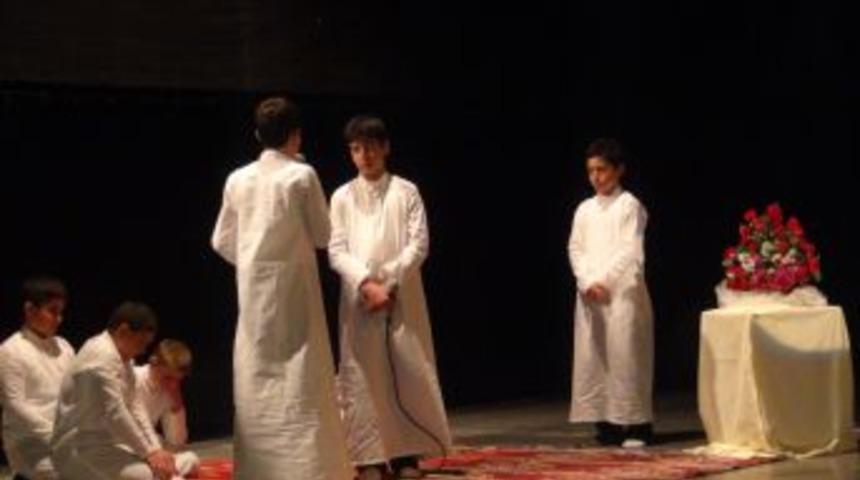 Gevher Hatun Koleji &ouml;ğrencileri Kutlu Doğum programı d&uuml;zenledi