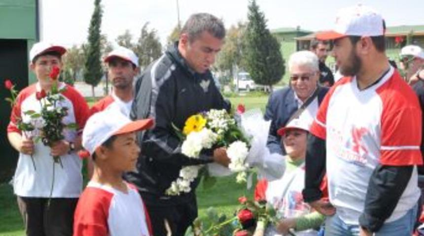 Bizim &ccedil;ocuklarımız futbolculara moral verdi