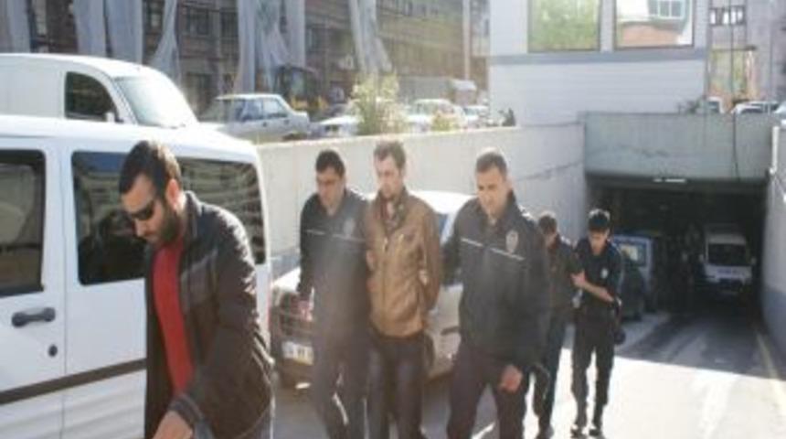 Mezarlıktaki bombaların ş&uuml;phelileri adliyeye sevk edildi