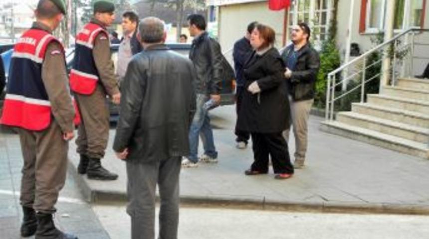 Otomobil, emniyet şeridindeki kamyonete &ccedil;arptı: 1 &ouml;l&uuml;, 3 yaralı