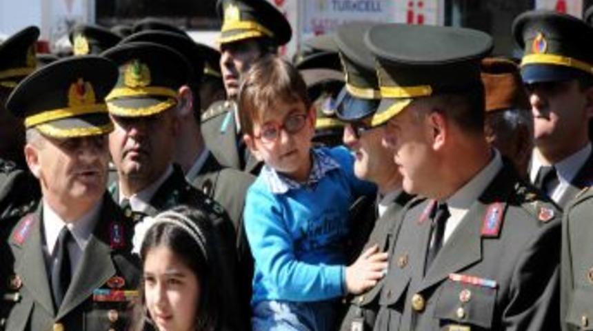 Protokol &uuml;yeleri &ccedil;elenkleri &ouml;ğrencilerle birlikte koydu