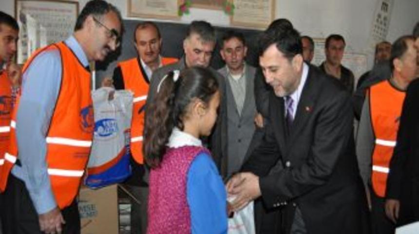 Kimse Yok Mu Derneği'nden k&ouml;y okulu &ouml;ğrencilerine 23 Nisan s&uuml;rprizi