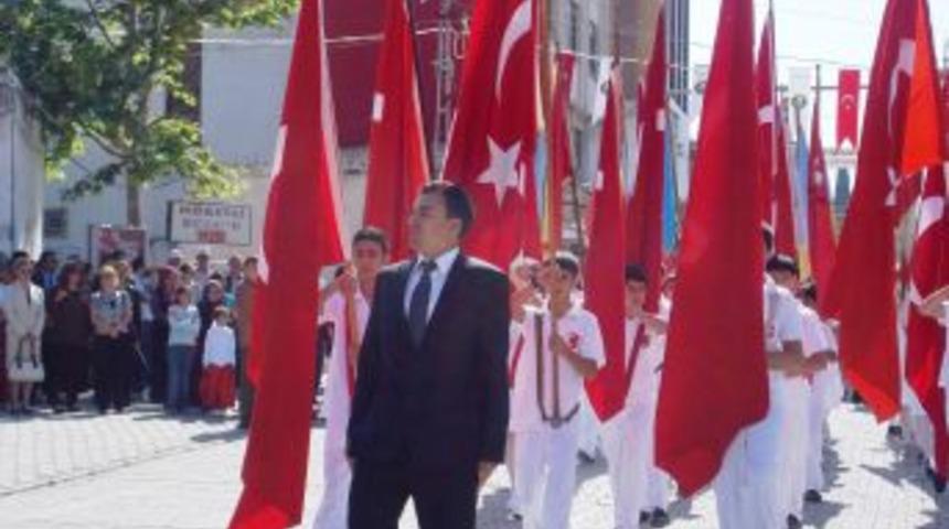 Halk oyunları g&ouml;sterisi 23 Nisan&rsquo;a renk kattı