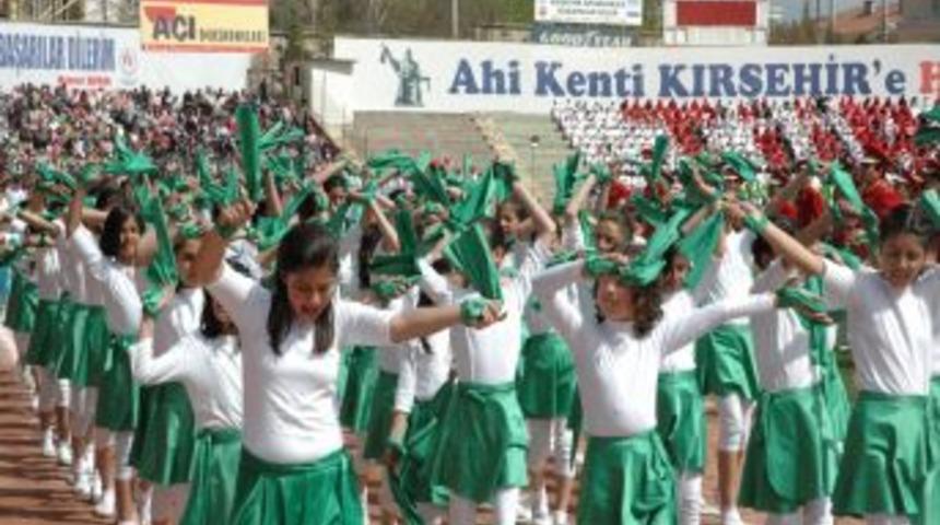 Asırlık Cemile teyzenin 23 Nisan coşkusu