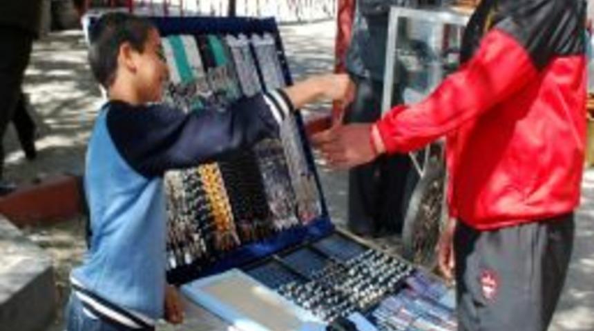 Arkadaşları Eğlenirken Onlar &Ccedil;alıştılar