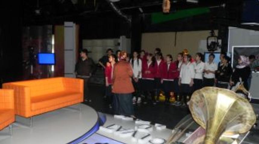 &Ouml;ğrenciler D&uuml;nya TV'nin canlı yayın hazırlıklarını izledi