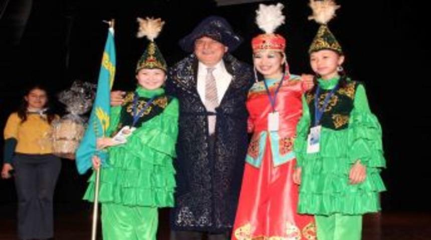 Kocaeli'de 41 &uuml;lkeden bin &ccedil;ocuğun katıldığı 23 Nisan etkinlikleri başladı