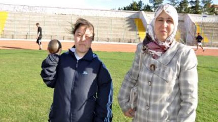 Fedakar anne Down sendromlu kızını d&uuml;nya şampiyonasına taşıdı