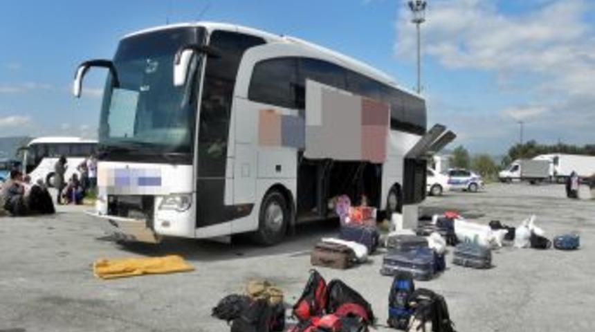 Polis, yolcu otob&uuml;s&uuml;nde eroin ve ka&ccedil;ak sigara ele ge&ccedil;irdi