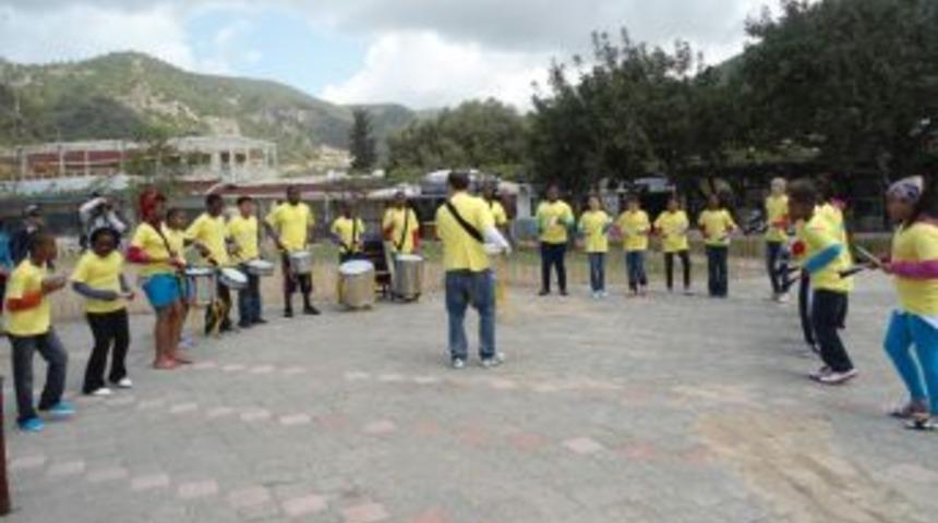 İngiliz ve T&uuml;rk &ouml;ğrenciler &Ouml;l&uuml;deniz'de g&ouml;steri yaptı
