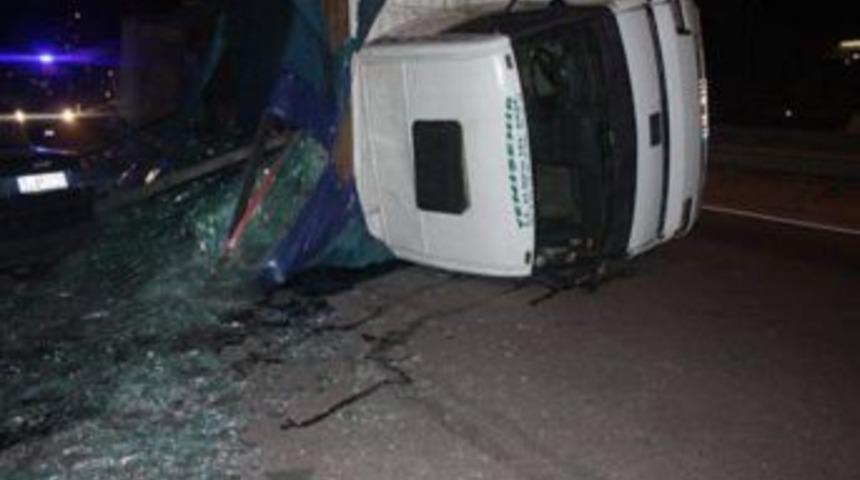 Cam Yüklü Kamyon D-100 Karayolunda Devrildi