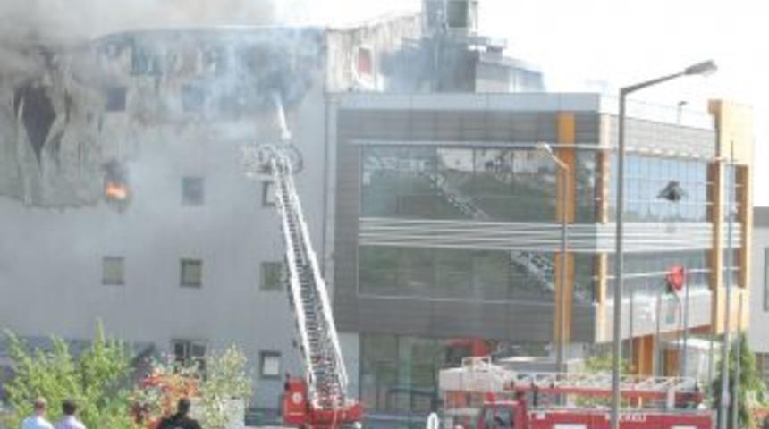 Gebze'deki Formplast fabrikasında yangın &ccedil;ıktı