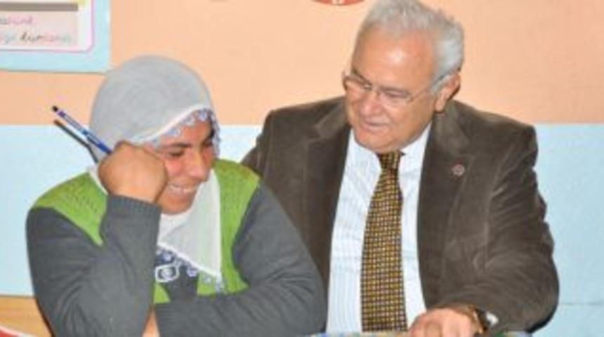 Vali &Ccedil;olak'tan okuma-yazma dersi