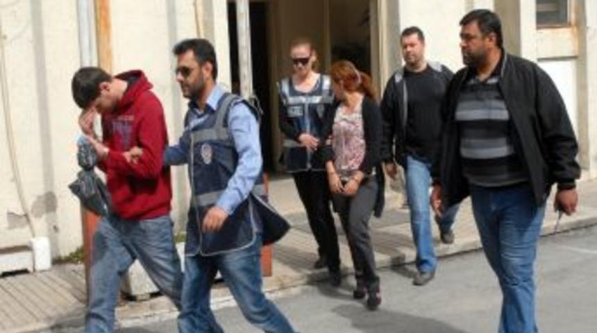 Annesiyle konuşmayan teyzesinin evini soydurdu