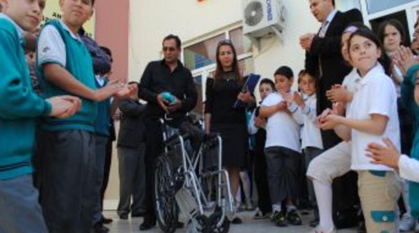 Topladıkları mavi kapaklar engelli &ouml;ğrenciye sandalye oldu