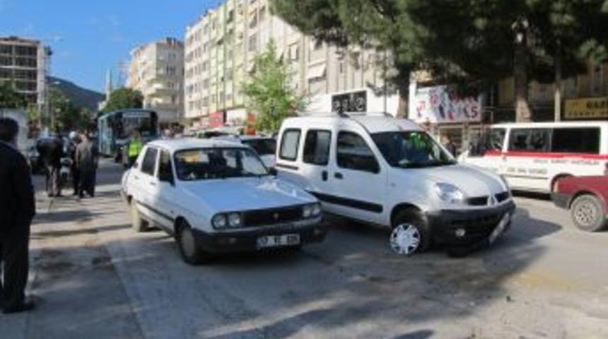 Ehliyetsiz s&uuml;r&uuml;c&uuml; kaza yaptı: 1 yaralı
