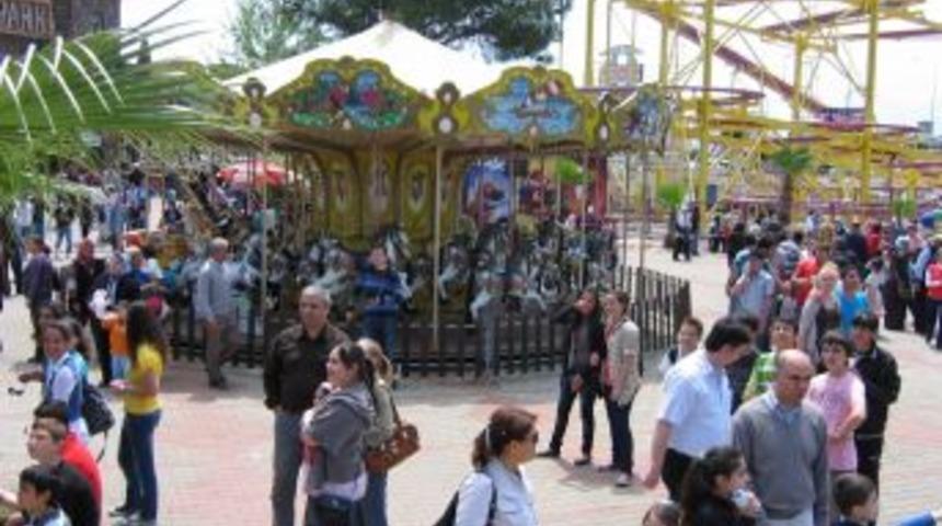 23 Nisan'da Antalya'daki 10 bin &ccedil;ocuğa lunapark &uuml;cretsiz