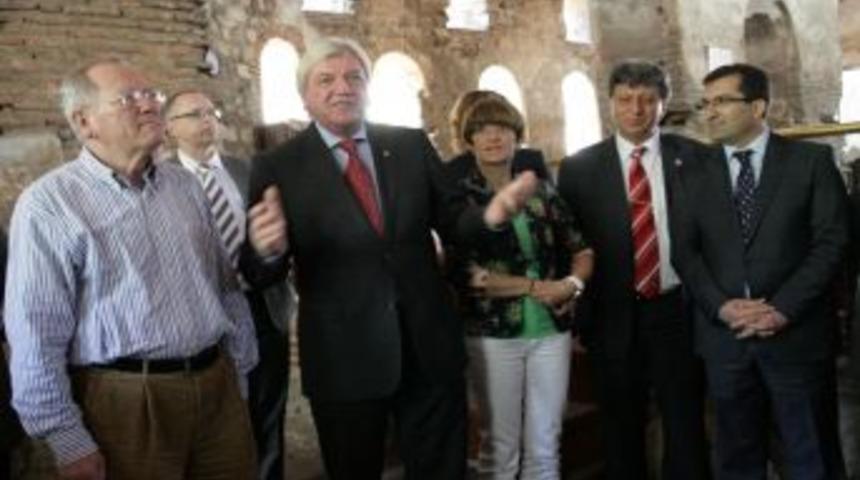 Alman Başbakan Bouffier&rsquo;in Ayasofya&rsquo;da cami şaşkınlığı