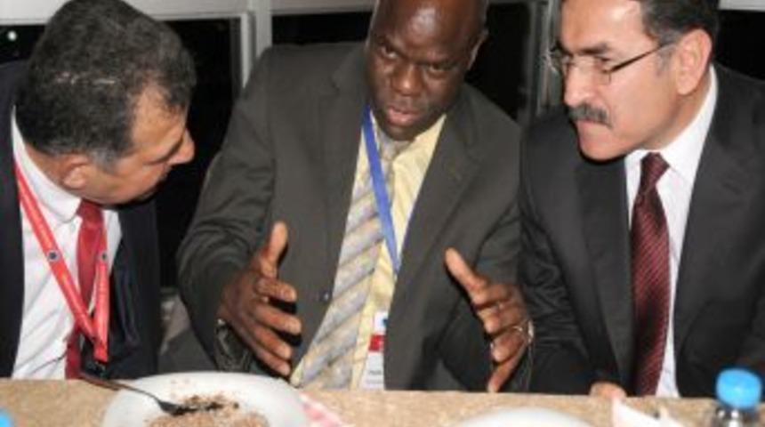 Vali Turhan bilim insanlarını yemekte ağırladı