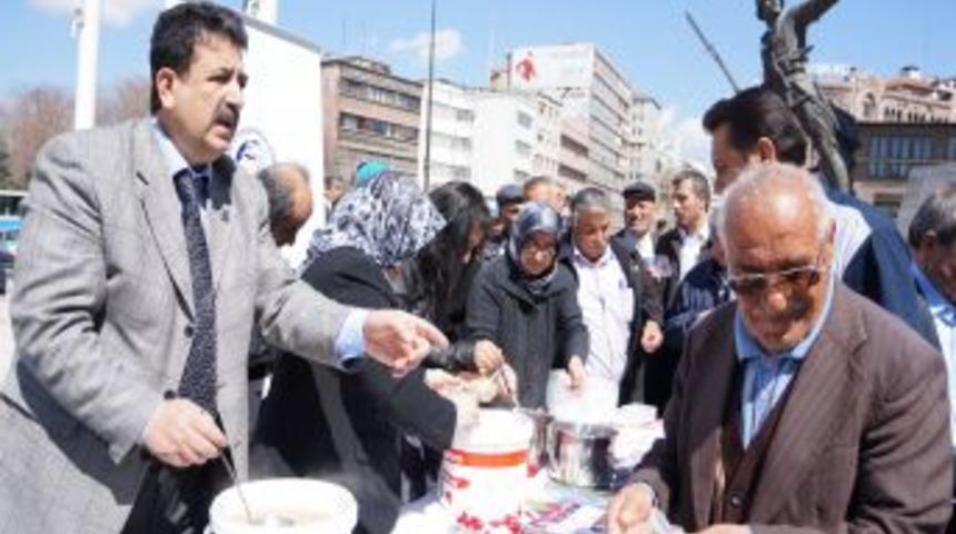 ESDER &uuml;yesi kadınlar, Ulus'ta Kutlu Doğum nedeniyle aşure dağıttı