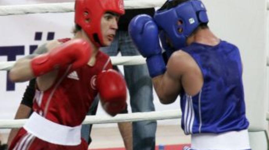 Boksta olimpiyat vizesi alan &uuml;&ccedil;&uuml;nc&uuml; sporcu, Sel&ccedil;uk Eker oldu