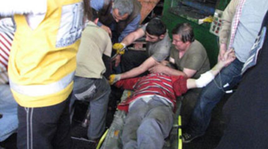 Eli pres makinesine sıkıştı