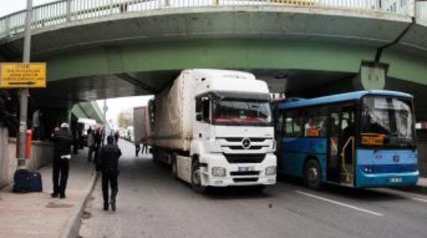 Y&uuml;ksekliği hesaplayamayınca &uuml;st ge&ccedil;ide takıldı