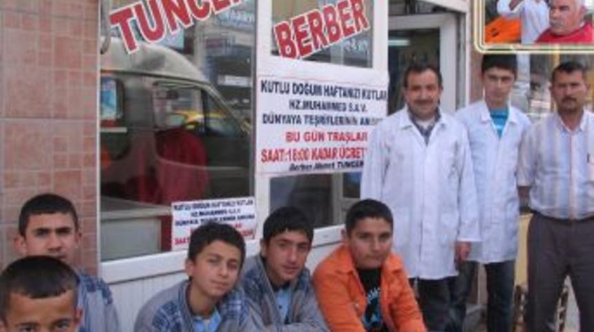 Kutlu Doğum dolayısıyla m&uuml;şterilerini &uuml;cretsiz tıraş etti