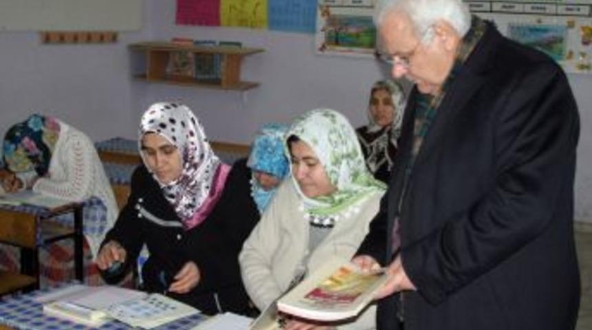 Vali &Ccedil;olak: Okuma yazma kurslarında &ouml;nemli mesafeler alındı