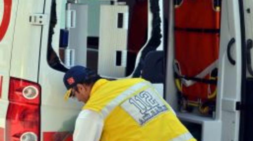 Mersin'de taşlı saldırıya uğrayan ambulansın camı kırıldı