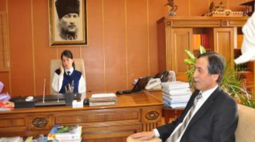 İlk&ouml;ğretim &ouml;ğrencisi, il milli eğitim m&uuml;d&uuml;rl&uuml;ğ&uuml; makamını devraldı