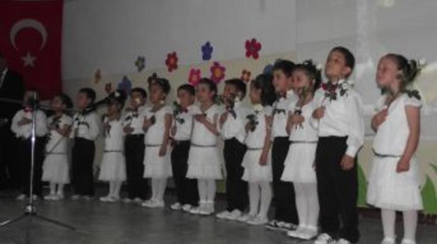 İlk&ouml;ğretim okulu &ouml;ğrencileri Kutlu Doğum programı d&uuml;zenledi