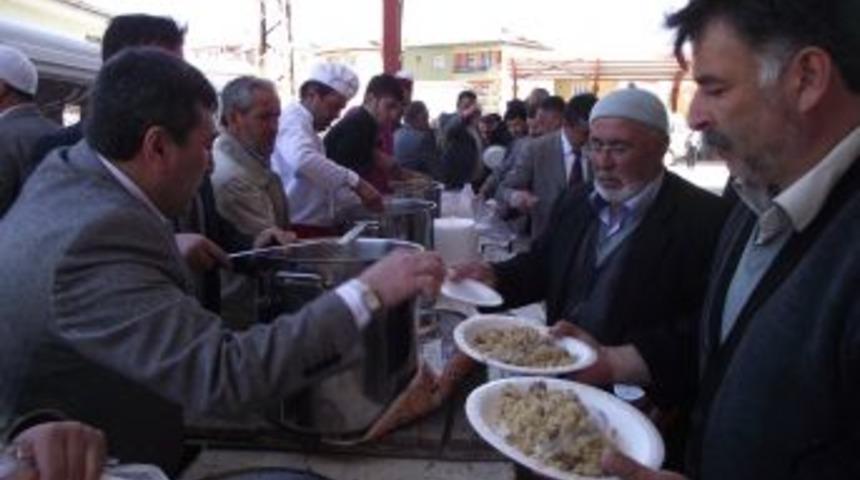 Şefaatli&rsquo;de etli pilav dağıtıldı