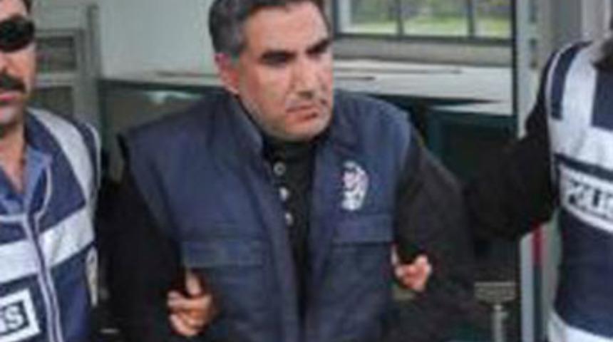 Sevgilisinin boynuna makas sapladı