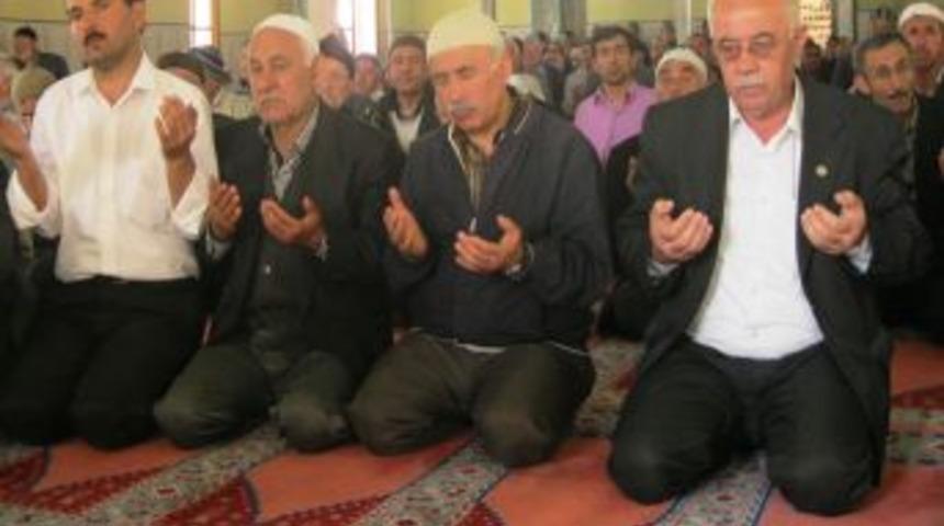 İskilip K&ouml;pr&uuml;başı Camii kursiyerleri hatim okutup helva dağıttı