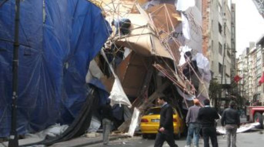 &Ccedil;atı karakolun &uuml;zerine &ccedil;&ouml;kt&uuml;, bir taksi şof&ouml;r&uuml; yaralandı